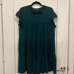 Emerald green tiered shift dress. Size medium. Excellent condition!